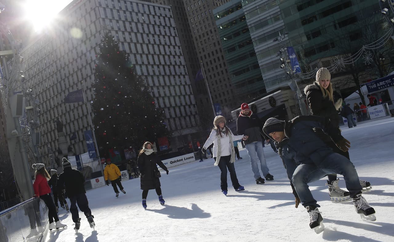 El árbol y la pista de patinaje de Campus Martius están en el epicentro de los esfuerzos de revitalización de Detroit a lo largo de una avenida central.