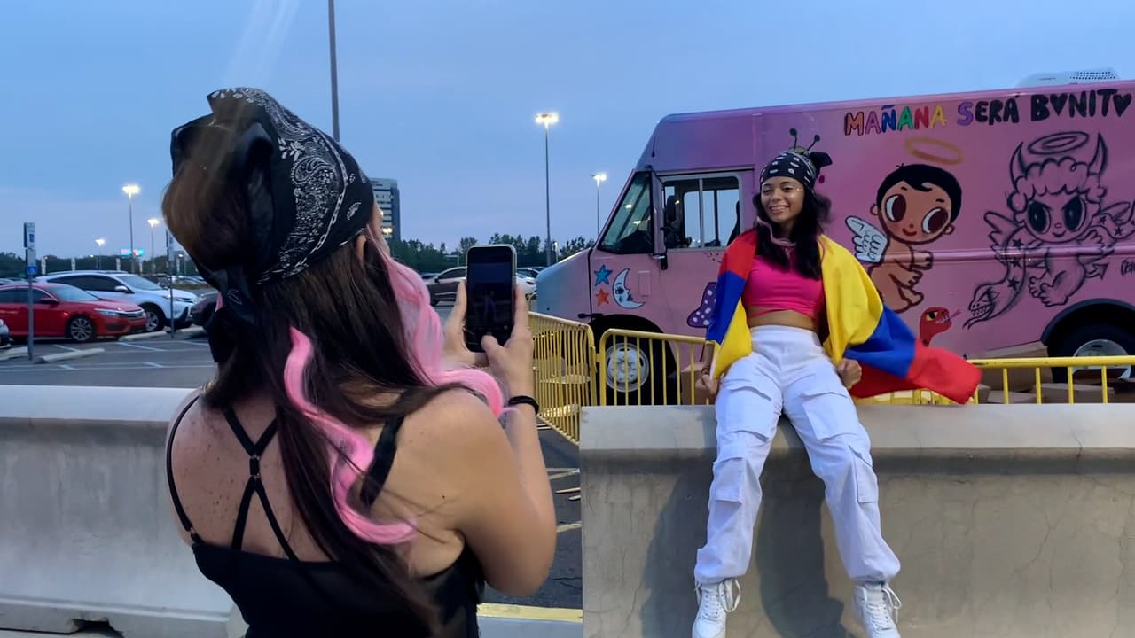 Desde temprana hora decenas de seguidoras hicieron fila en el estadio de Nueva Jersey para ser de los primeros en entrar.