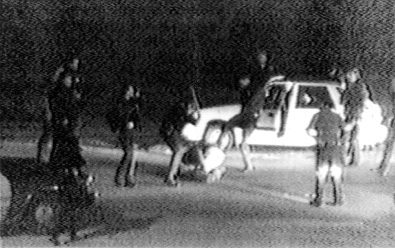 Imagen tomada del video de la golpiza que patrulleros le propinaron al afroamericano Rodney King el 3 de marzo de 1991. Un año después, la absolución de esos agentes desató una ola de disturbios en Los Ángeles.