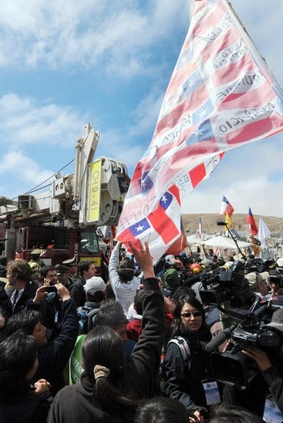 Mientras tanto la expectativa entre los familiares, que acampan en las afueras del yacimiento, creció.