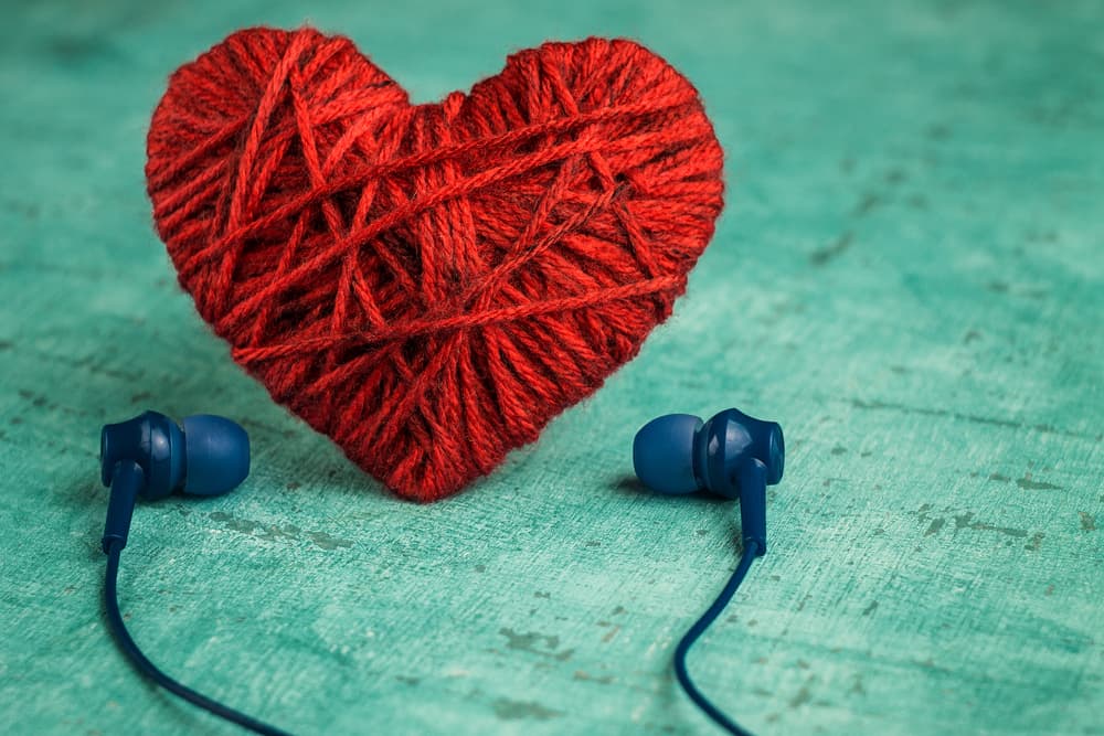 Antiguamente, los hechizos de ataduras eran una protección, ya que se "ataba" a un individuo para evitar que dañará a otras personas o inclusive a sí mismos, y de ahí se fue desvariando al 'amarre' que se le hace a una persona, como por ejemplo, para que cumpla nuestros caprichos (o se enamoren de uno).