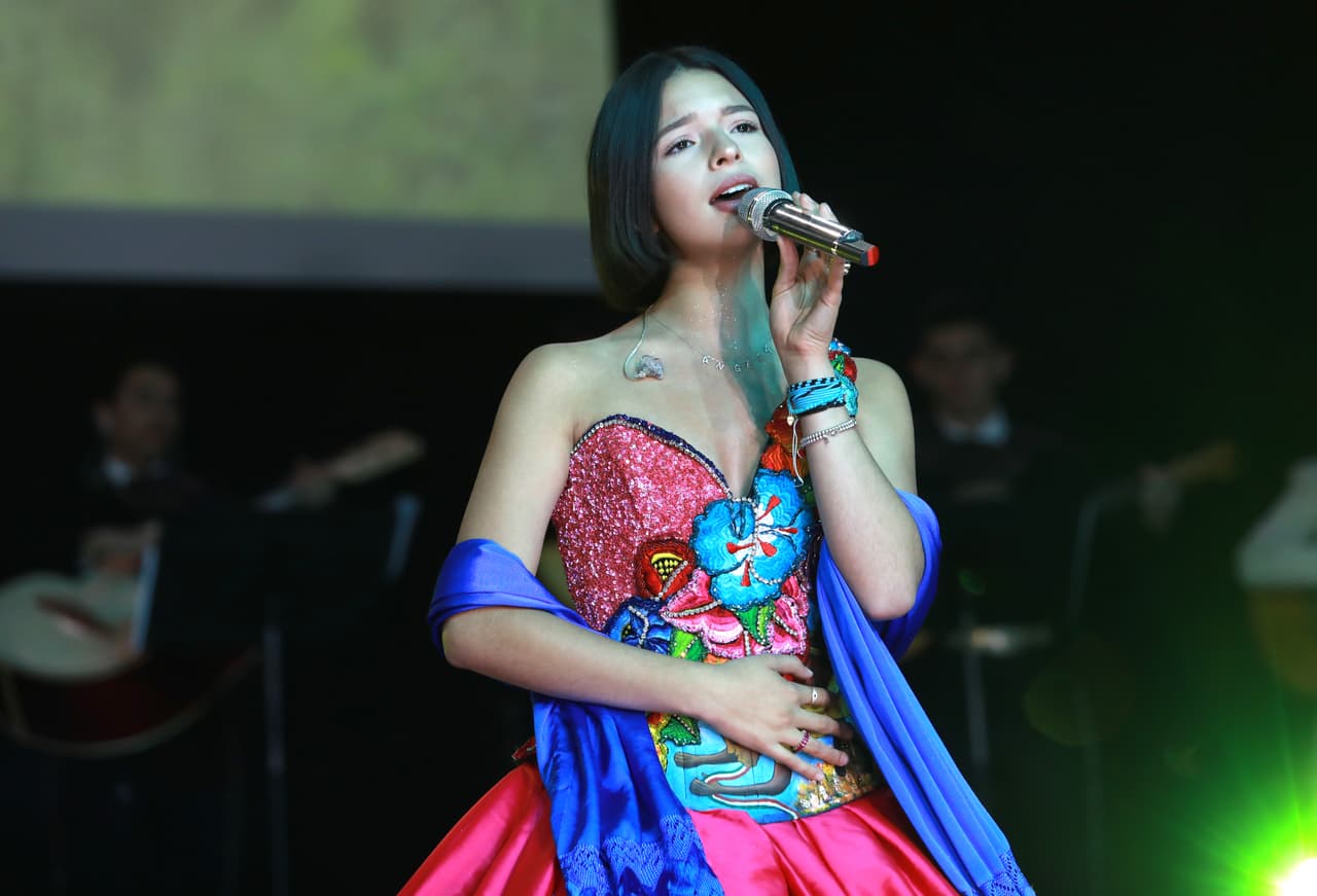 Además de sus nominaciones, Ángela promueve el álbum 'Primero soy mexicana', que lanzó al mercado el año pasado, y desde abril pasado se encuentra recorriendo ciudades de México y Estados Unidos con el espectáculo ecuestre y musical de la familia Aguilar: 'Jaripeo Sin Fronteras'. Por si lo anterior fuera poco, Ángela su versión del tema 'Shallow', de Lady Gaga.