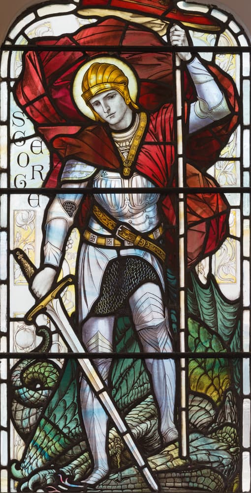 Curiosamente, muchos historiadores creen que esta leyenda de la lucha de San Jorge con el dragón es la que dio el nacimiento a los clásicos cuentos de hadas de princesas, dragones y caballeros que vienen en su rescate.