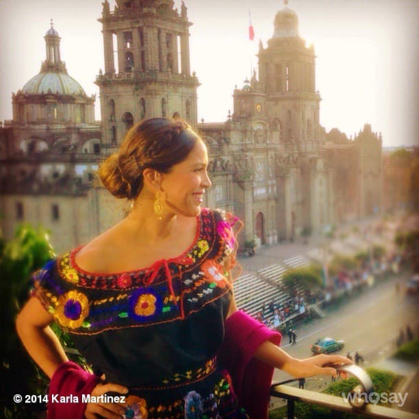 La Independencia de México se celebra el 16 de septiembre y en años anteriores, Karla ha tenido la oportunidad de transmitir para Univision las fiestas patrias de su país, en estos eventos ha llevado trajes hermosos de la región.