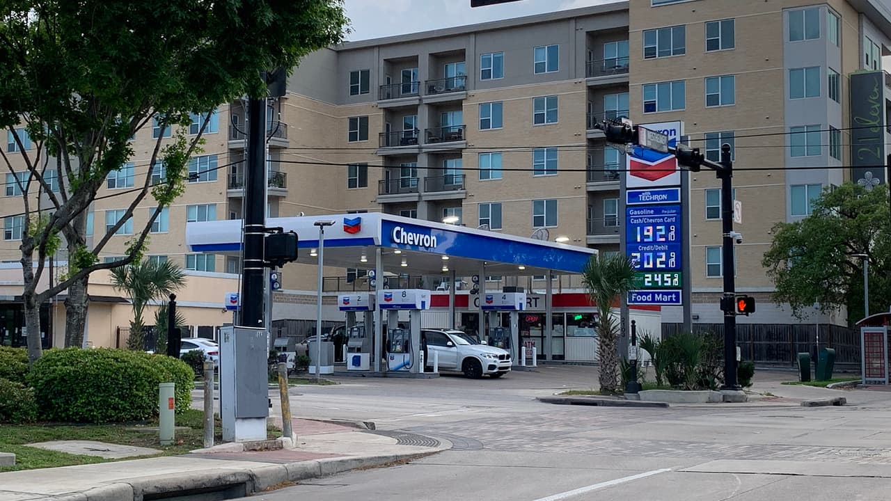 El precio promedio a nivel nacional por galón de gasolina sin plomo es de 2.20 dólares, que es 12 centavos menos en comparación con la semana pasada y 36 centavos menos que el precio por galón en el mismo periodo del año pasado.