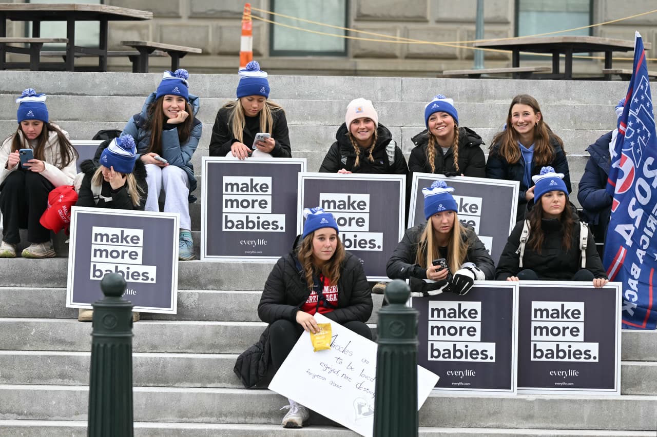 "Make more babies" también eran otros de los mensajes en la manifestación.