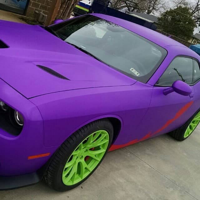 Terrance Williams, de los 
<b>Dallas Cowboys</b>, llegó este año al campo de Oxnard en un 
<b>Dodge Challenger SRT</b> púrpura con franjas rojas a lo largo. Los rines en color verde fluorescente también son dignos de destacar, mientras que en la parrilla mandó a incorporar las palabras 'Real Deal'.