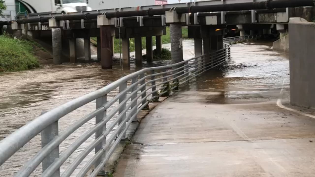 Así subió el nivel del agua en el Keegans Bayou en la carretera 59 y West Belfort.