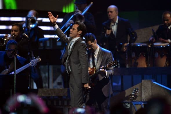 Además tiene muchísimos éxitos musicales.