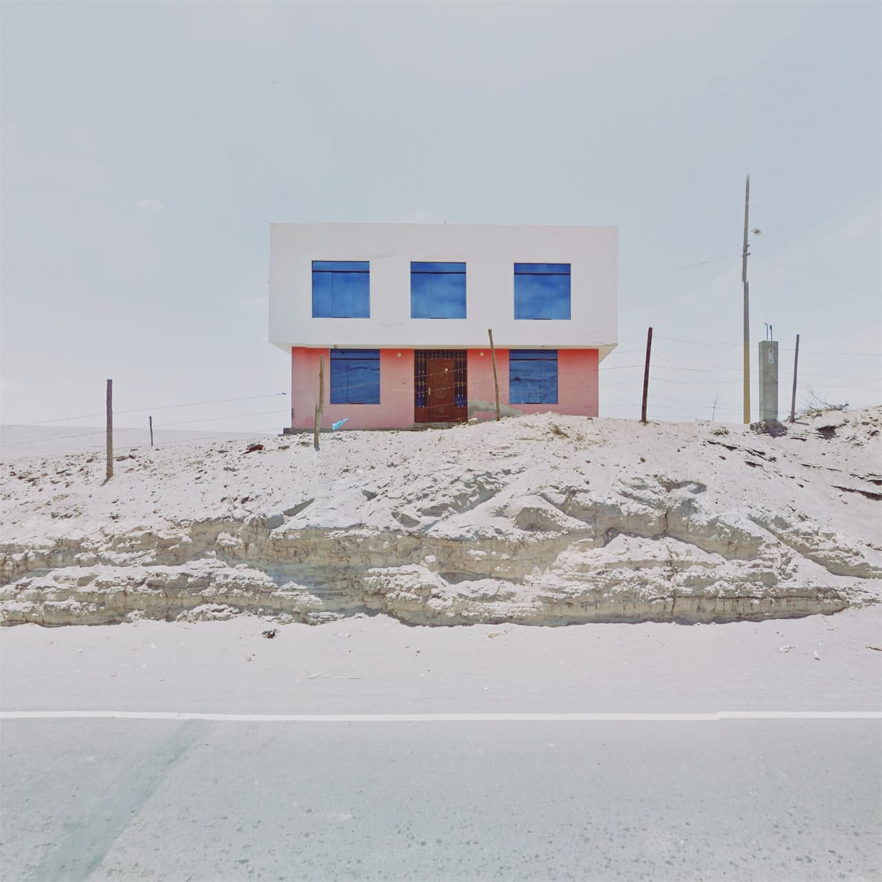 Yo siento miedo de perder el control y de avergonzarme a mí misma. Cuando empiezo a tener síntomas de un ataque de pánico empiezo a ver todo de una manera catastrófica y esto me hace querer escapar lo más rápido posible. Viajar desde mi computador es la manera de que esos síntomas nunca me amenacen y que igual pueda disfrutar de la belleza de esta casita de Arequipa, Perú.