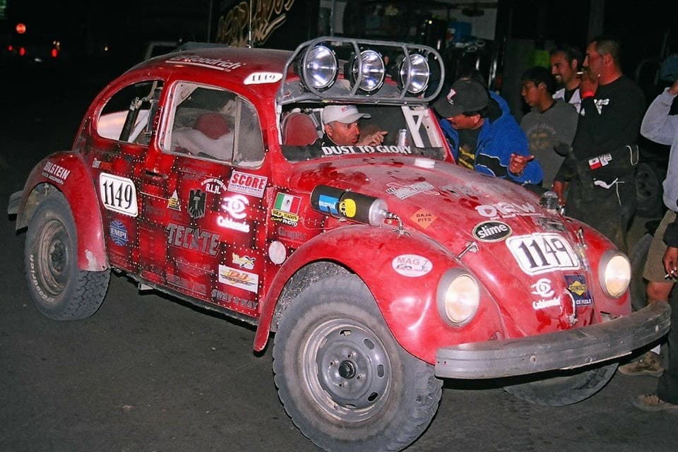 También están aquellos que durante todo el año preparan sus vehículos y que con esfuerzos suman recursos para tener sus carros listos. Es es el caso de 
<b>Eric Solórzano y Miguel Haro;</b> el primero de ellos ha ganado nueve veces la Baja 1000 dentro de la Clase 11a bordo de su 'vocho' modificado. Además, la dupla ha ganado cinco ediciones de la Baja 500.