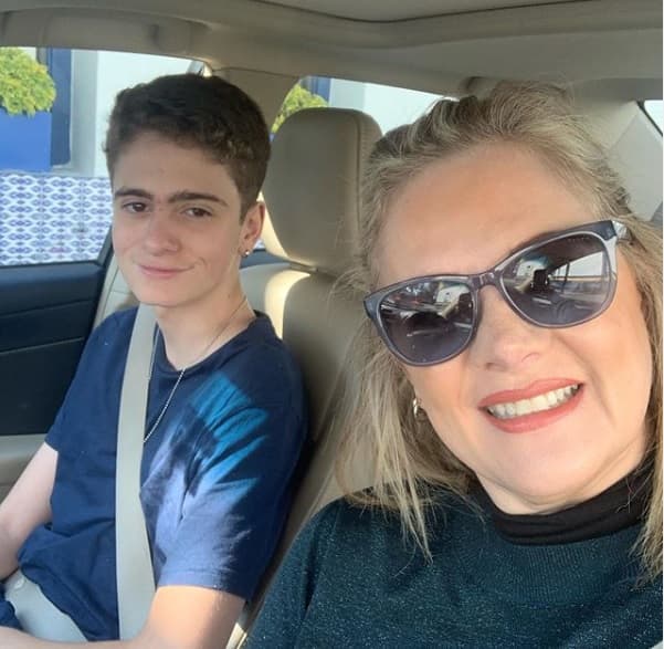 "Tengo que sacar adelante a 
<b><a href="https://www.univision.com/famosos/el-hijo-de-erika-buenfil-ya-tiene-14-anos-y-cada-vez-se-parece-mas-a-su-padre-ernesto-zedillo-jr-fotos" target="_blank">mi criatura</a></b>, está muy caro el colegio", bromeó.