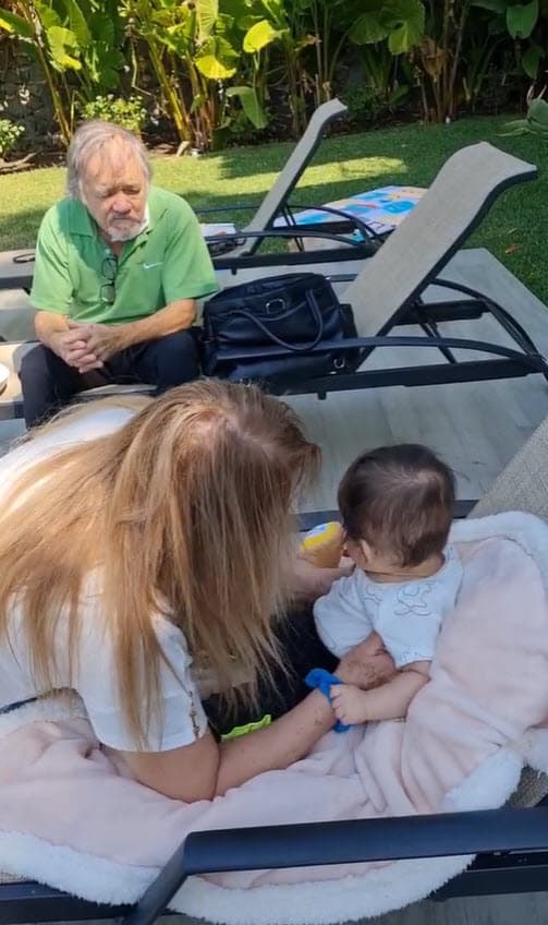 El padre de Sherlyn habría llamado a una mujer "urraca" y ella se defendió dándole supuestamente una cachetada. Según lo citado por la revista, Sherlyn intervino y trató de que bajaran a la persona que aparentemente agredió a su padre. 
<br>