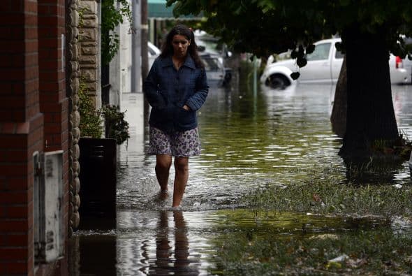 La presidenta argentina, Cristina Fernández, se desplazó primero a La Plata, su ciudad natal, y luego a Mitre, uno de los barrios de Buenos Aires más afectados por el temporal, para recorrer las áreas inundadas y dialogar con los damnificados.