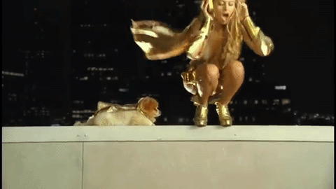 Incluso su adorable mascota participó en el video con ella.