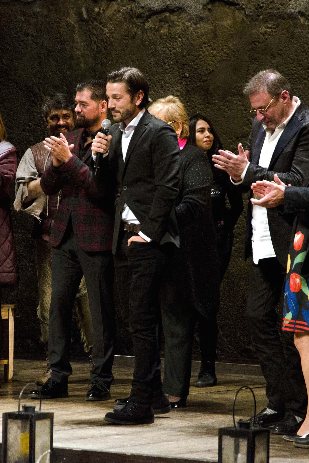 Es por eso que los productores de teatro Morris Gilbert, Tina Galindo y Claudio Carrera invitaron al actor a celebrar con ellos las 100 representaciones de 'El hombre de la Mancha'.