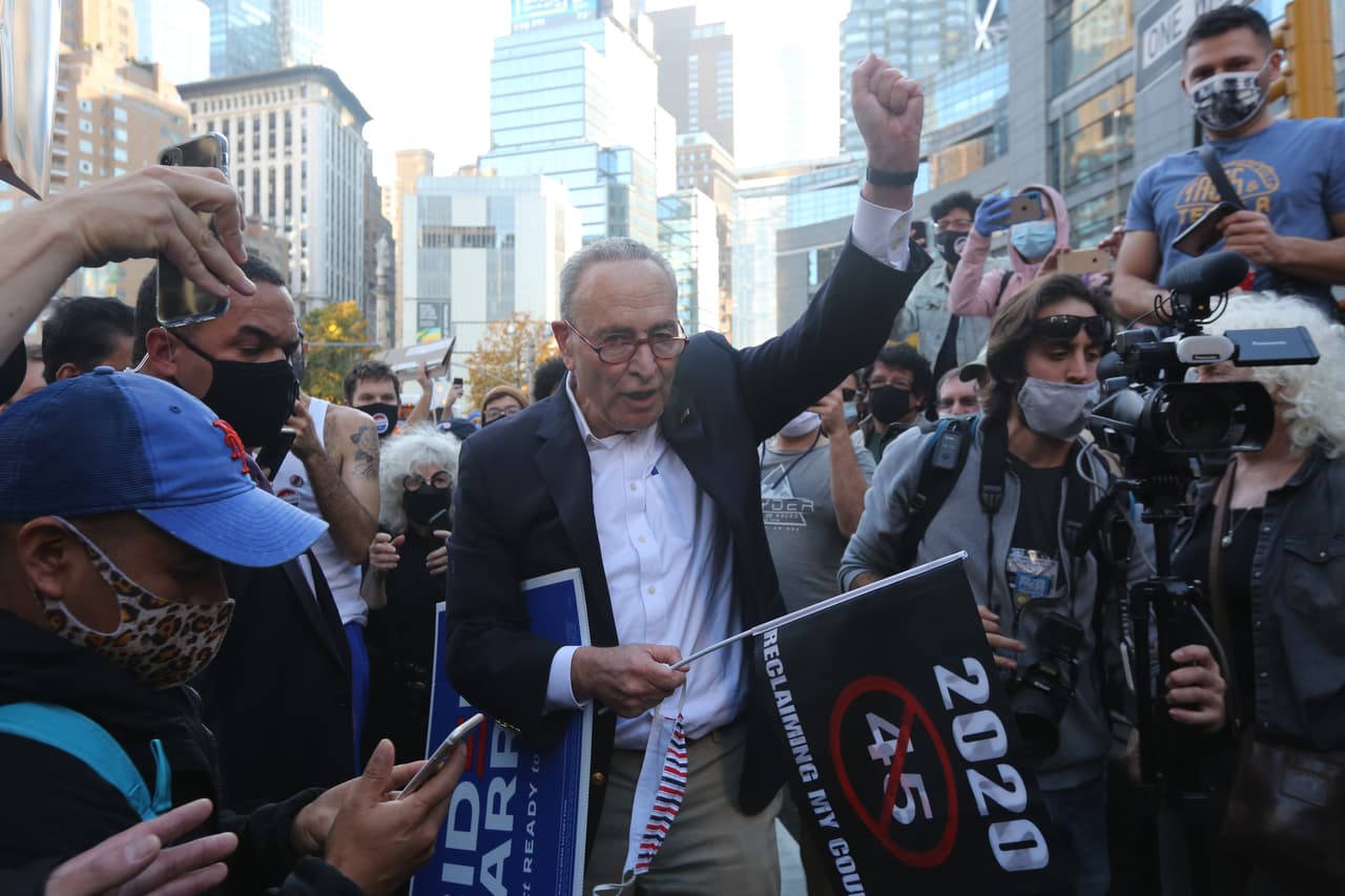 Senador Chuck Schumer festeja con la multitud que se reunió en Columbus Circle luego que se diera a conocer que Biden ganó las elecciones presidenciales.
