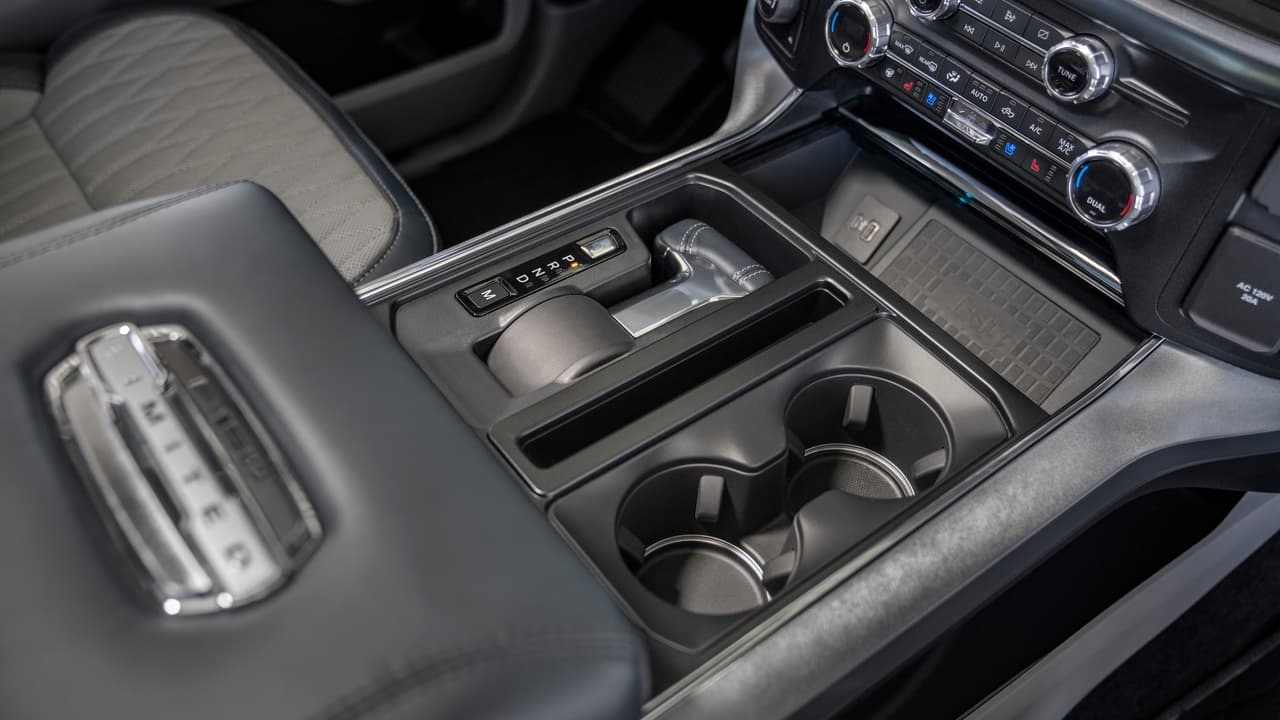 Celebramos que Ford no haya caído en la tentación de equipar la nueva Ford F-150 2021 con un selector rotativo de velocidades y mantuvo una palanca de cambios tradicional, la cual se puede plegar al toque de un botón cuando se va a usar la superficie de trabajo interior.