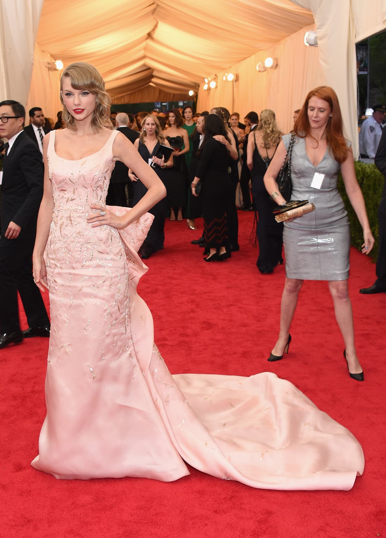 Taylor es una diosa de las alfombras. No importa la ocasión, siempre luce #fabulous. ¿Cuál ha sido tu estilo favorito?