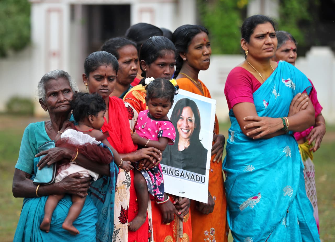Mujeres y niños de Thulasendrapuram celebrando la victoria de Harris. "Que Kamala Harris sea vicepresidenta de Estados Unidos es un logro monumental no solo para Estados Unidos y los indios, sino para las mujeres de todo el planeta", afirmó Smitashree Mishra, quien trabaja en salud internacional y desarrollo en la capital india.