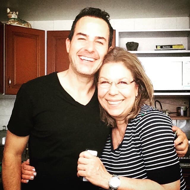 Carlitos Calderón hizo lo propio y este fue el mensaje que le dedicó a la mujer más importante de su vida: "Feliz día a mi mamá y a todas las que como ella han hecho todo por sus bodoquitos como yo. ¡Te amo ma!".