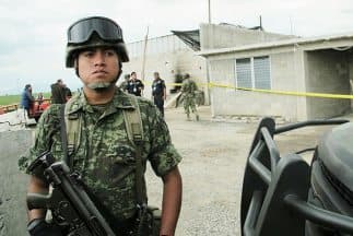 Soldados vigilan la propiedad donde fue hallada la salida del túnel que utilizó el Chapo Guzmán para escapar de la cárcel de seguridad de El Altiplano.  (Foto de Maye Primera).