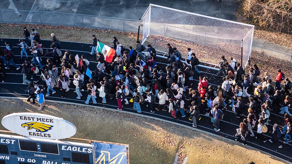 Y mientras las 
<b><a href="https://www.univision.com/local/north-carolina-wuvc/operativo-raleigh-gregory-bovino-patrulla-fronteriza-carolina-del-norte-charlotte" target="_blank">redadas contra inmigrantes se extienden a otras ciudades de Carolina del Norte</a></b>, el martes, 18 de noviembre, cientos de estudiantes de la escuela secundaria East Mecklenburg, marcharon contra el operativo de ICE, llamando la atención a que algunos 
<b><a href="https://www.univision.com/local/north-carolina-wuvc/ninos-falta-clases-charlotte-patrulla-fronteriza-carolina-del-norte" target="_blank">compañeros de clases, con familias inmigrantes, no están asistiendo por miedo a un arresto</a></b>.