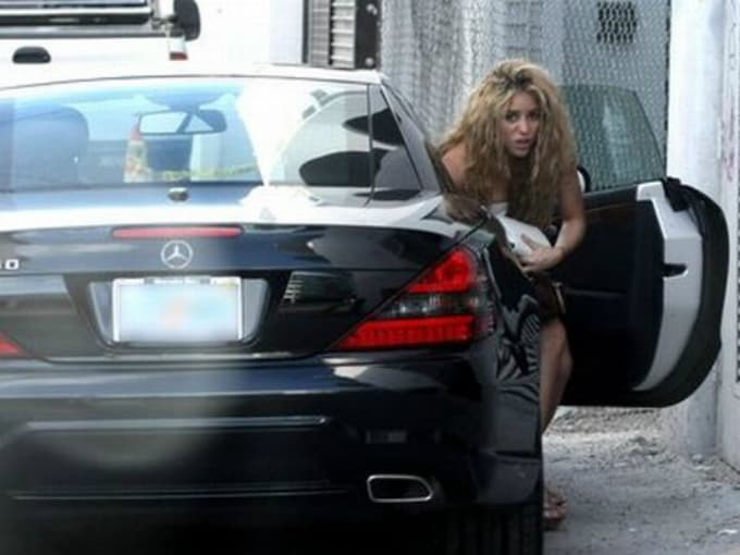 En sus épocas de soltera se le veía manejando 
<b>Mercedes-Benz. </b>Al parecer la colombiana tiene debilidad por las marcas alemanas, pues en alguna ocasión su marido, el futbolista Piqué, le regaló un SLK250 con motivo de su cumpleaños número 35.