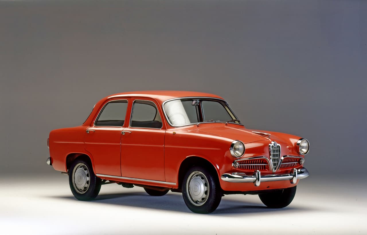 Entre las versiones mas populares se encuentran el Berlina, Sprint (cupe y spider), Sprint Speciale y Sprint Zagato. En esta foto vemos el Alfa Romeo Giulietta Berlina de 1955.