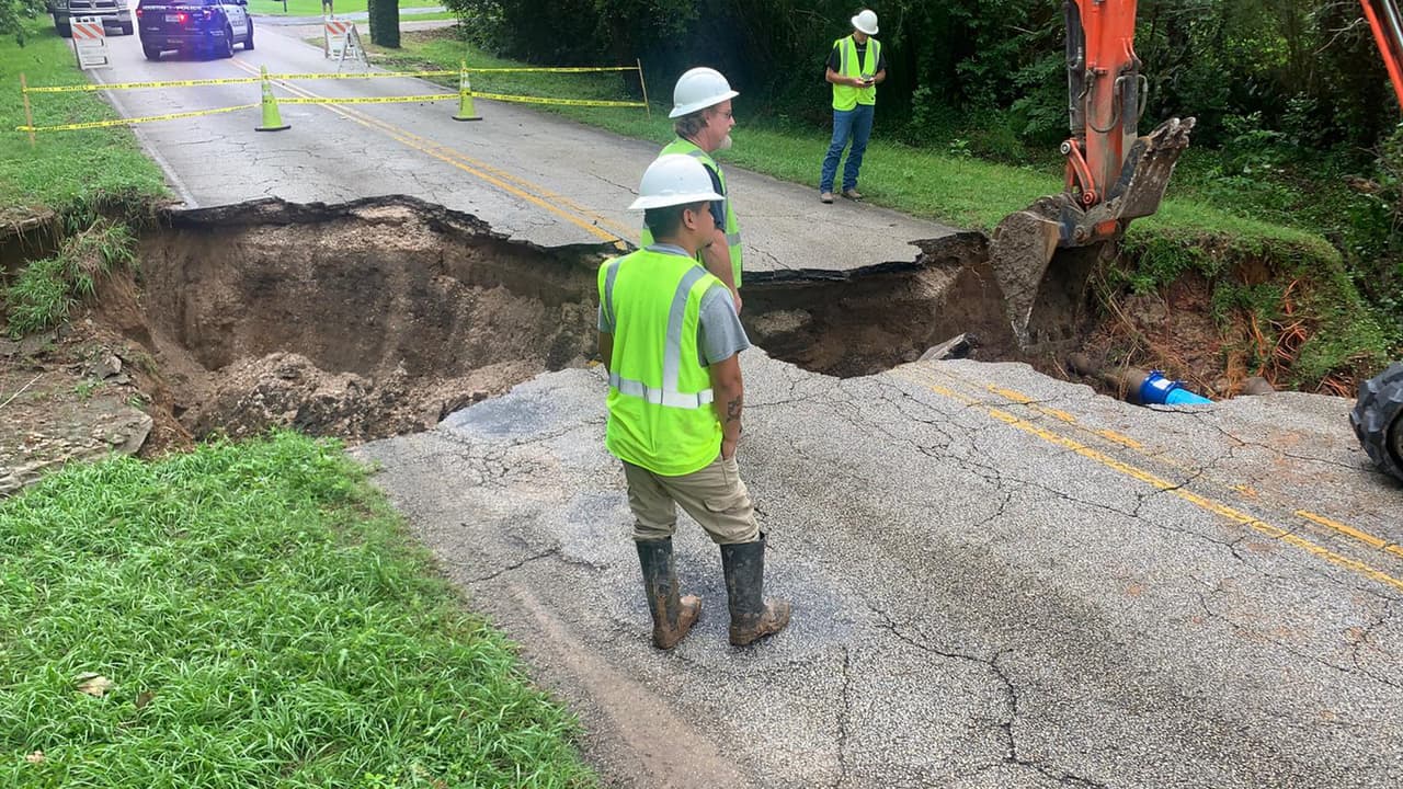 Las lluvias también provocaron un enorme socavón en el área de Kingwood.