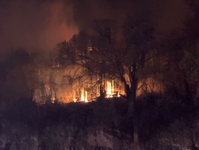 Las autoridades mantienen en curso las investigaciones para saber qué fue lo que provocó este incendio.