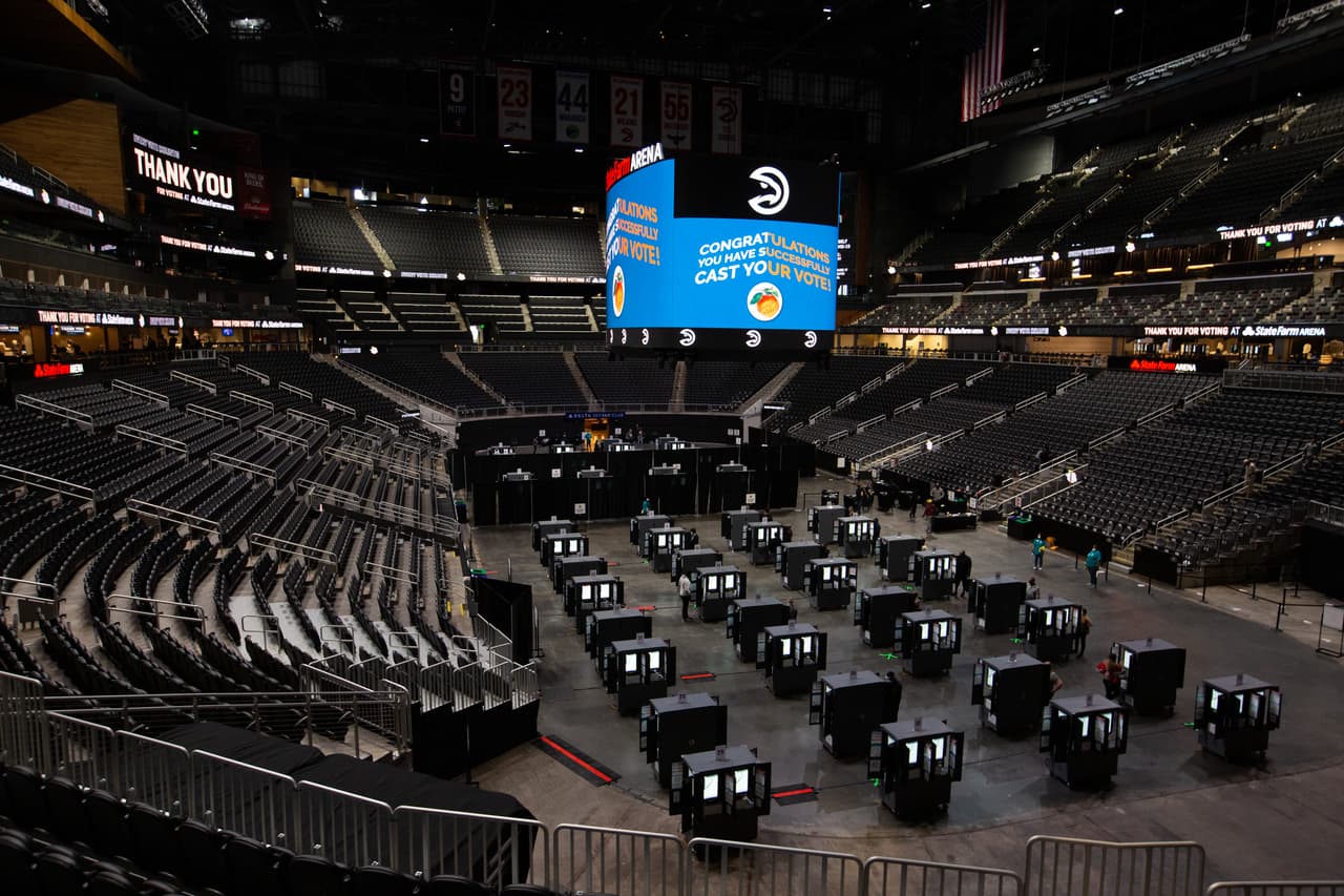 El State Farm Arena, es el centro de votación anticipada más grande de Georgia. Este lunes comenzó las elecciones temprana que culminará el 30 de octubre de 2020.