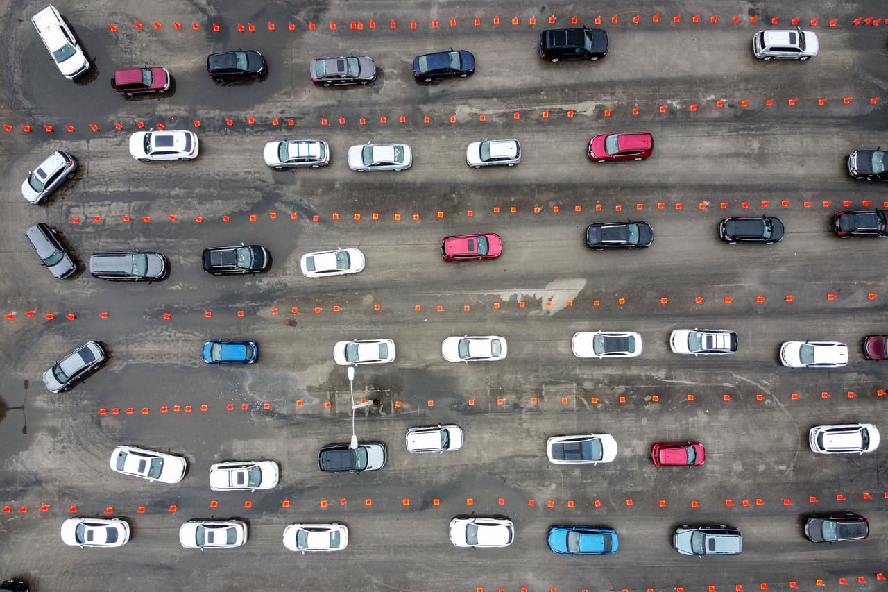 <b>Largas filas para descartar ómicron</b>
<br>
<br>El presidente Joe Biden 
<a href="https://www.univision.com/noticias/politica/biden-discurso-nuevas-medidas-omicron-pandemia-coronavirus-vacunacion"><u>anunció medidas</u></a> para detener la propagación de la nueva variante ómicron y recalcó que las personas vacunadas están protegidas contra el virus. Sin embargo, miles de estadounidenses preocupados están abarrotando los puntos de pruebas para descartar el covid-19.
<br>
<br>Uno de ellos es el parque Tropical de Miami, visto desde las alturas el 21 de diciembre.