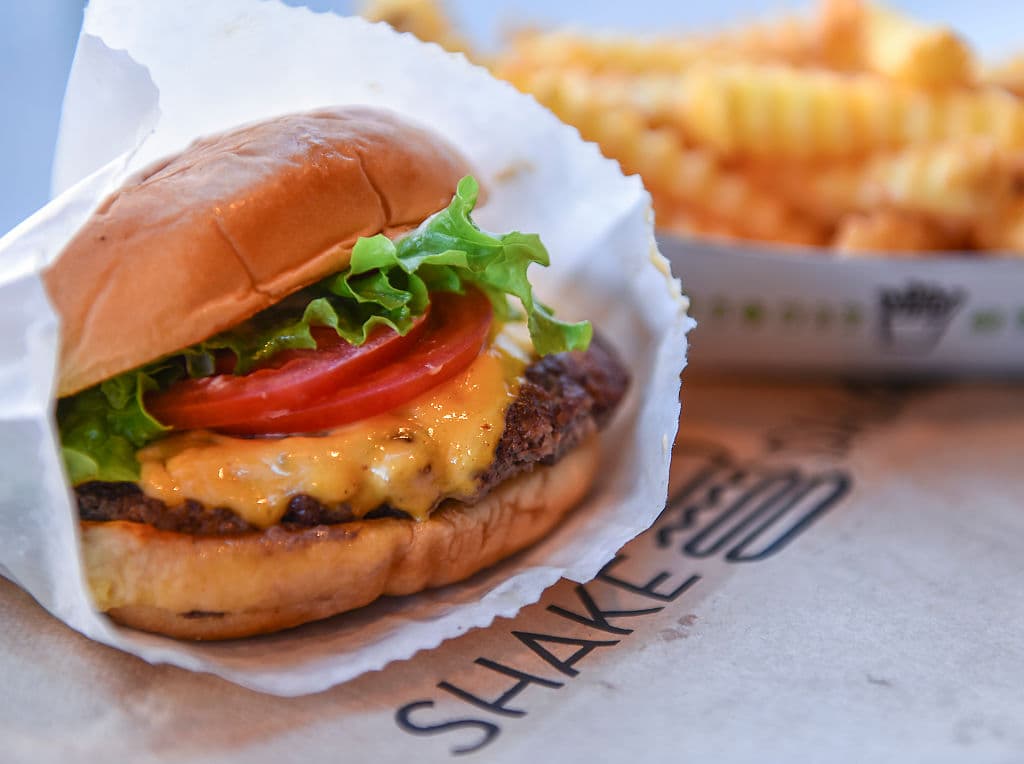 La ShackBurger de Shake Shack, uno de los únicos dos restaurantes que sacó la calificación A.