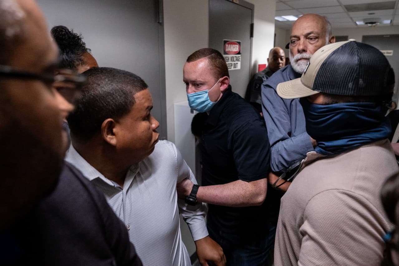 En este ejemplo, un hombre de República Dominicana fue arrestado por agentes de ICE en ropa civil luego de estar en su fecha de corte de inmigración en la Ciudad de Nueva York, portó Getty.