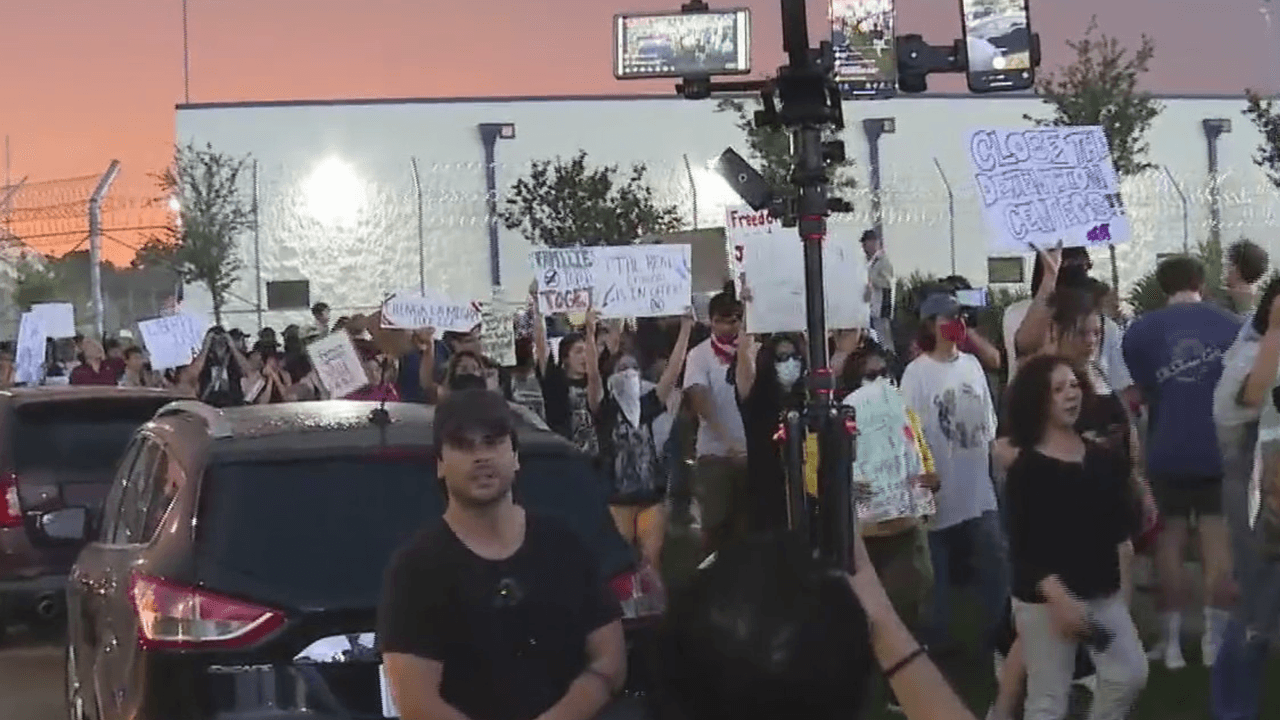 En el sitio había familias de inmigrantes detenidos y miembros de la comunidad de Houston. Ellos estaban afuera de CoreCivic, un centro que ahora se usa como un sitio de detención por parte de ICE.