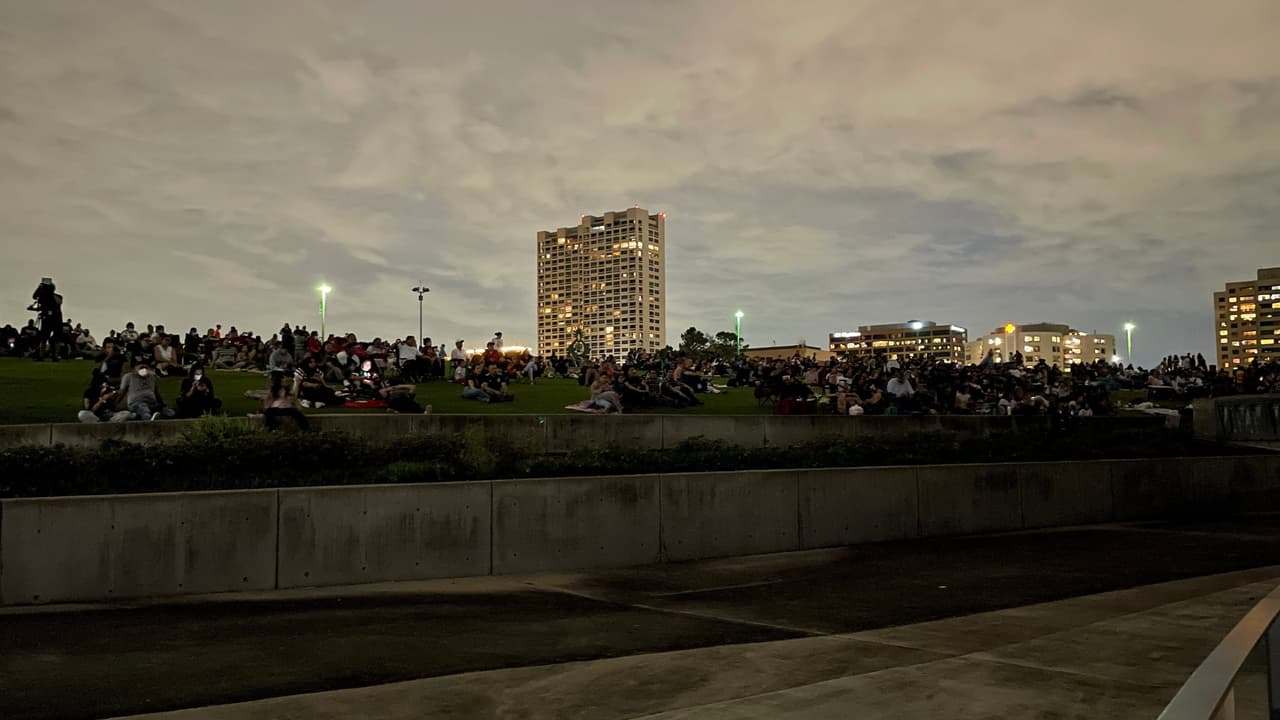 Como es un teatro al aire libre, los asistentes pudieron disfrutar del paisaje urbano de Houston.