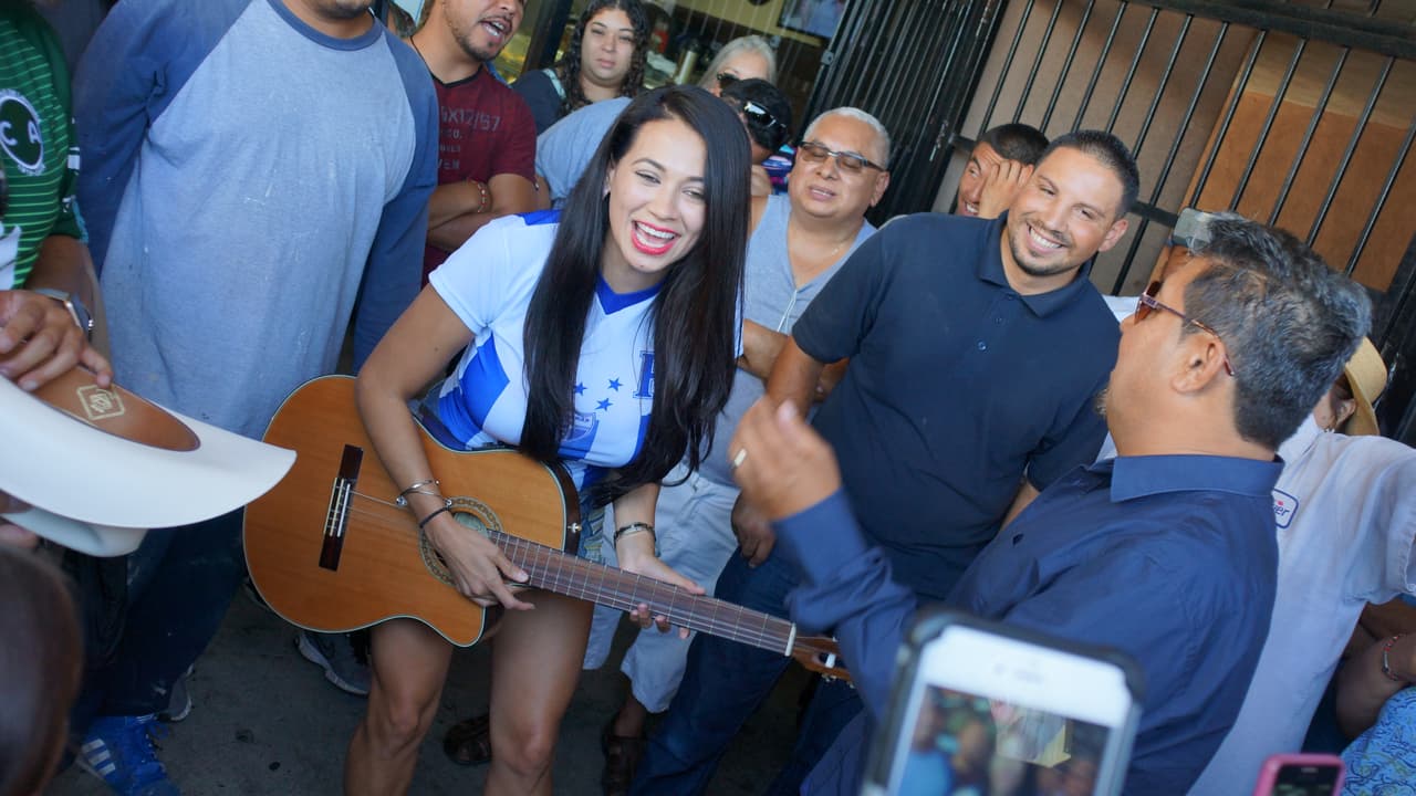 La Hondureña confía en que su selección le gane a México y en un próximo partido, y no tiene problema con seguir pagando apuestas hasta lograr que El Feo y El Pelón sean los que paguen el siguiente reto.