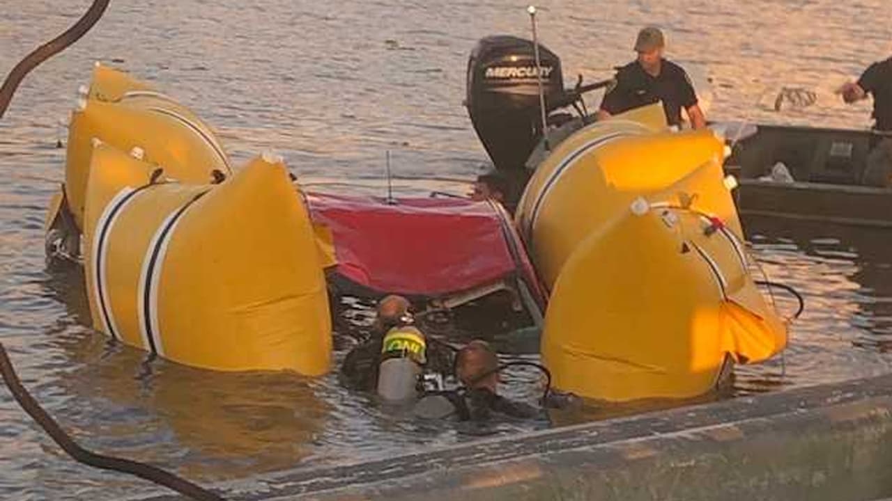 Mueren dos hispanos tras caer en un arroyo cuando trataban de saltar en auto un puente levadizo