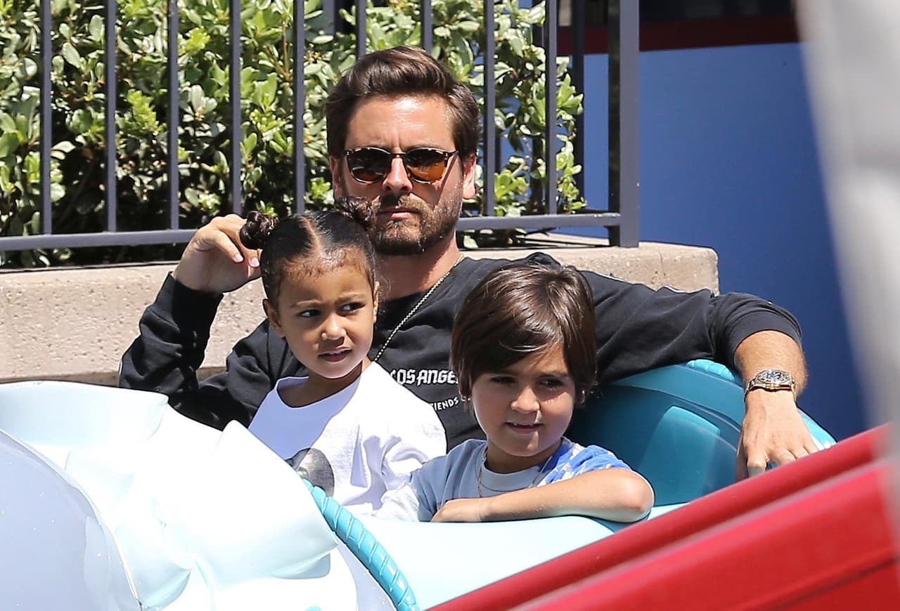 Kourtney, Scott y los chicos disfrutaron de juegos clásicos como 'It's A Small World', 'Thunder Mountain', 'Dumbo' y 'Mr Toad's Wild Adventure'.