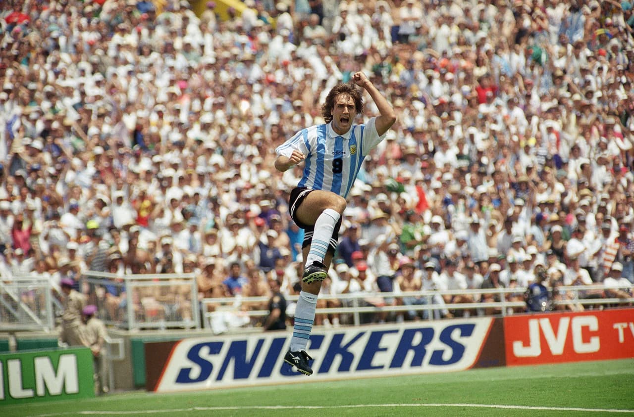 <b>Gabriel Batistuta, máximo goleador argentino</b>
<br>- No se trata de Diego Maradona y tampoco de Lionel Messi, ha sido Gabriel Batistuta el máximo anotador de la Albiceleste en Mundiales con sus 10 goles en 12 juegos.
<br>- Jugó los Mundiales de Estados Unidos 1994, Francia 1998 y Corea-Japón 2002.