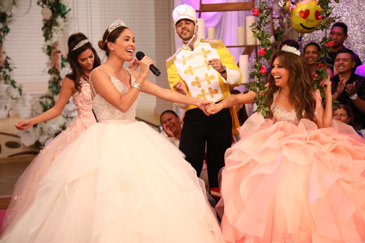 Karlita cantó con el corazón, sintiéndose toda una quinceañera.