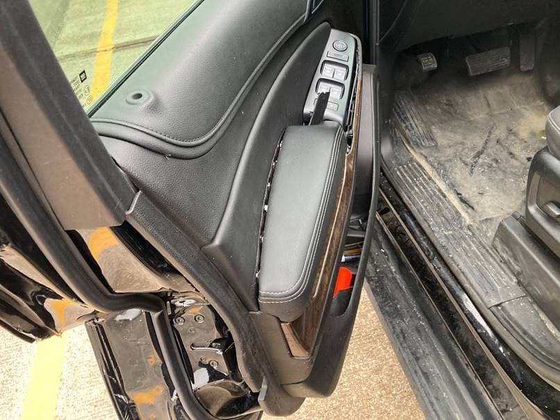 Agregan que el hielo es muy difícil de ver mientras una persona esta manejando un vehículo. Piden que las personas bajen la velocidad, mantengan sus ojos en la carretera y guarden la distancia entre otros vehículos.