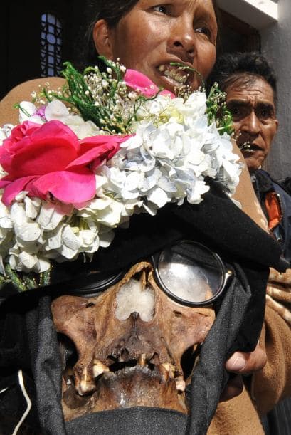 En una casa familiar de La Paz, la señora Rita posee nueve cráneos, cada uno con su nombre propio: Miguel, Angel, Omar, Dominga, Elena, Julián, Carlitos, Sebastián y Carmelo.