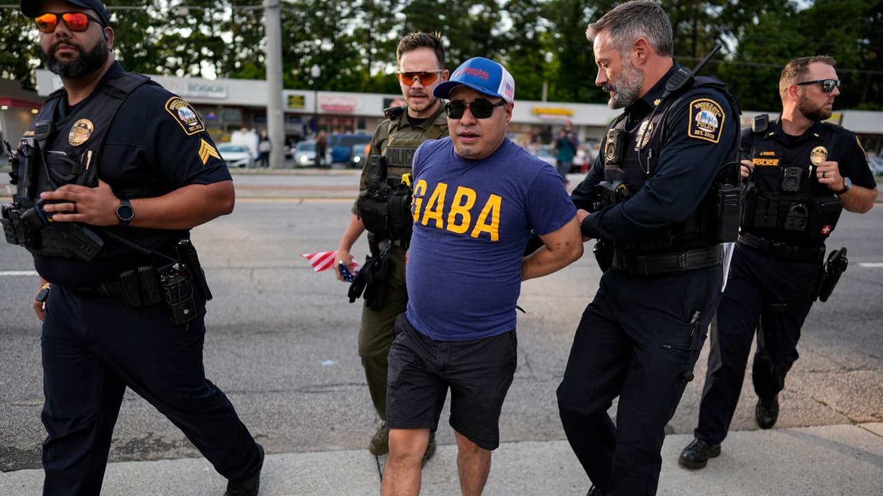 Hacia la noche, 
<b>se reportó la presencia de algunas personas que agitaron la manifestación. </b>
<br>
<br>La Policía de Brookhaven reportó que 
<b>realizaron 6 arrestos. </b>
<br>
<br>El primero de los arrestados (quien aparece en la foto) 
<b>fue un hombre a quien los agentes presuntamente pidieron que se mantuviera fuera de la vía pública en varias ocasiones. </b>