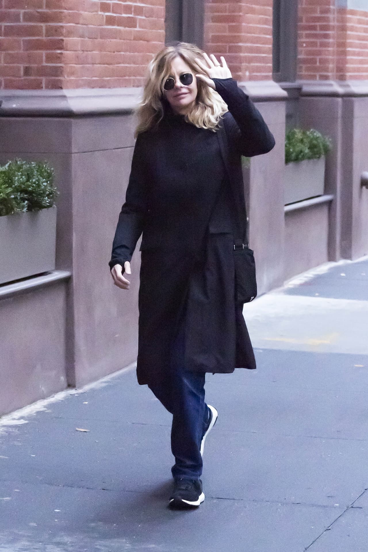 Meg Ryan, de 60 años, es otra habitante de Nueva York que irradia vanguardismo en su estilo. No importa que sean pantalones ‘denim’ con tenis, y es que su secreto radica en usar prendas oscuras.