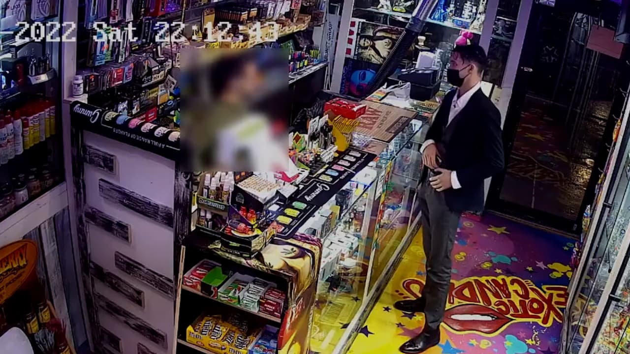 Con pinta de ejecutivo asaltó tienda de comestibles en Manhattan