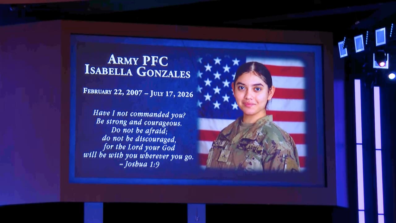<h3 class="cms-H3-H3">En resumen 💡</h3> 
<b>👉🏻 Entierro:</b> Isabella Gonzales fue sepultada este domingo 2 de agosto en Dallas. 
<br>
<b>👉🏻 Honores militares:</b> La ceremonia incluyó “Taps”, una salva ceremonial y la liberación de palomas blancas. 
<br>
<b>👉🏻 Servicio:</b> La joven de Carrollton murió durante un ataque contra una base militar en Jordania. 
<br>
<b>👉🏻 Homenaje local:</b> Carrollton prepara un monumento permanente, pero aún no ha informado su ubicación.