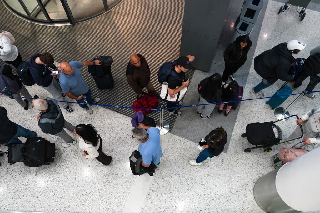 Justo el 23 de marzo, con la llegada de los agentes de ICE al JFK, el aeropuerto neoyorquino dejó de publicar en su página web informes sobre los tiempos de espera.