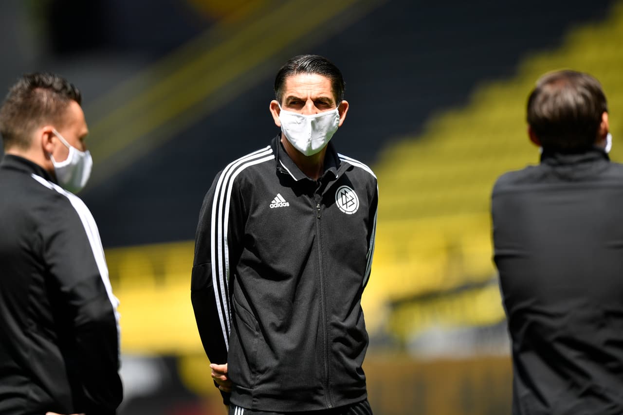 El cuerpo arbitral llegó al estadio en autos particulares y también utilizaron máscaras antes del encuentro.